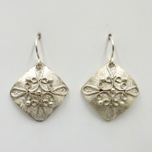 Click to view detail for DKC-2157 Earrings, Silver Textured, Square $130